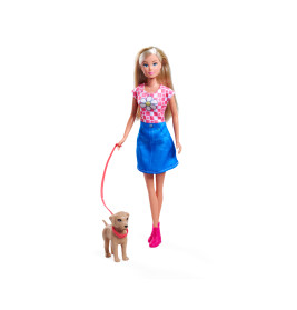 Barbie-Puppe im pinken Top und blauen Rock führt einen kleinen braunen Hund an roter Leine spazieren.
