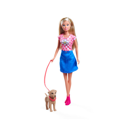 Barbie-Puppe im pinken Top und blauen Rock führt einen kleinen braunen Hund an roter Leine spazieren.