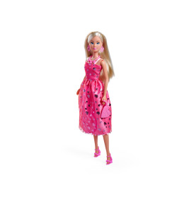 Eine blonde Puppe im rosa Kleid mit Herzchen, rosa Schuhen und passender Tasche steht vor weißem Hintergrund.