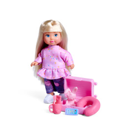 Blonde Puppe im rosa Outfit mit Koffer, Nackenkissen, Becher, Zahnbürste, Häschen und Spielzeug-Handy.