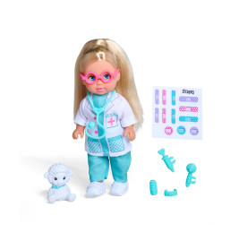 Blonde Puppe im Arztoutfit mit rosa Brille, Spielzeuglamm, medizinischem Zubehör und Stickerbogen.