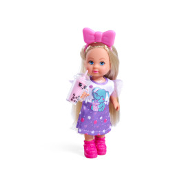 Blonde Puppe mit rosa Schleife, lila Kleid und pinken Stiefeln hält einen Becher Bubble Tea.
