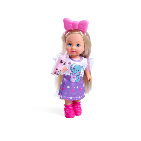 Blonde Puppe mit rosa Schleife, lila Kleid und pinken Stiefeln hält einen Becher Bubble Tea.