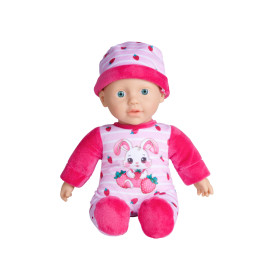 Eine Babypuppe in rosa Kleidung mit Häschen- und Erdbeerprint sowie passender Mütze sitzt aufrecht.