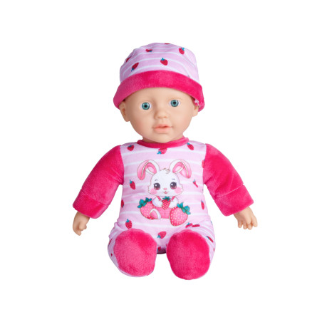 Eine Babypuppe in rosa Kleidung mit Häschen- und Erdbeerprint sowie passender Mütze sitzt aufrecht.