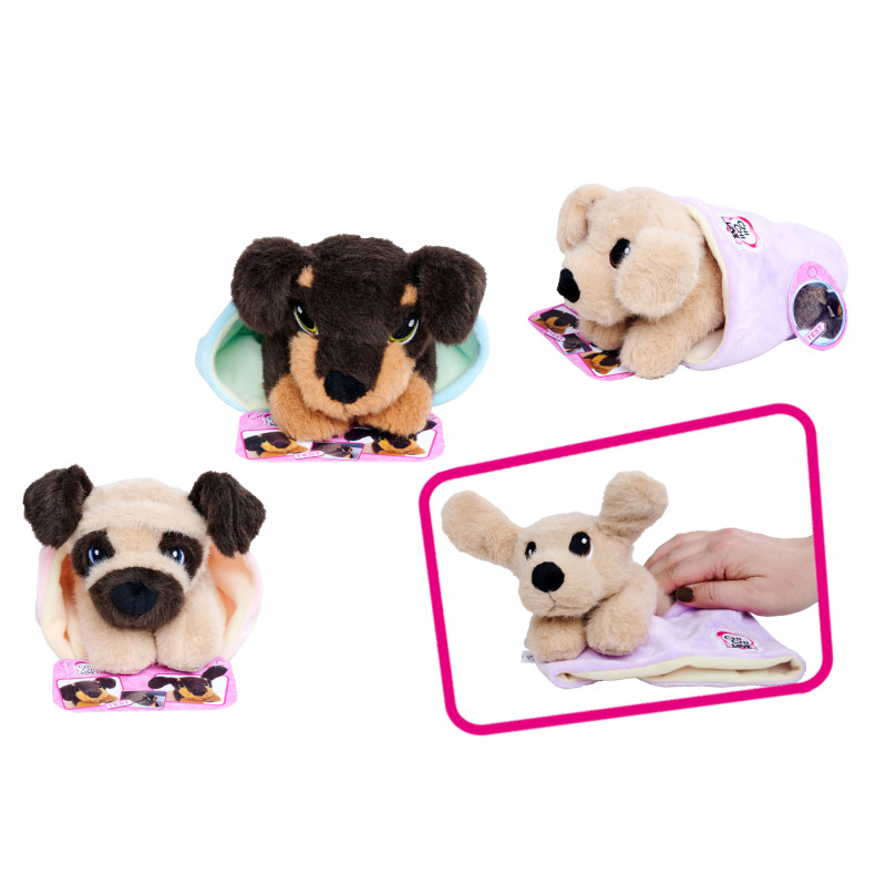 Drei Plüschhunde in Decken, einer wird von einer Hand ausgepackt. Alles vor weißem Hintergrund.