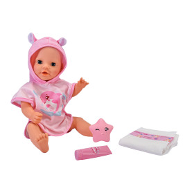 Babypuppe im rosa Hoodie mit Zubehör: sternförmiges Spielzeug, ein Röhrchen und eine gefaltete Windel.