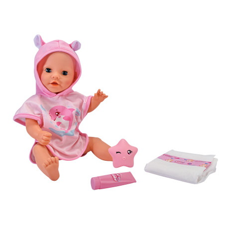 Babypuppe im rosa Hoodie mit Zubehör: sternförmiges Spielzeug, ein Röhrchen und eine gefaltete Windel.