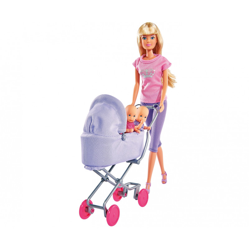 Puppe mit langen blonden Haaren schiebt einen lila Kinderwagen mit zwei pastellgekleideten Babypuppen.