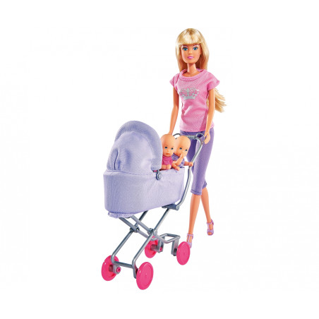 Puppe mit langen blonden Haaren schiebt einen lila Kinderwagen mit zwei pastellgekleideten Babypuppen.
