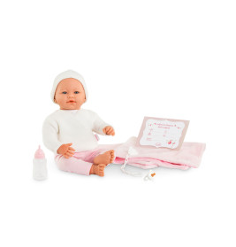 Babypuppe mit weißer Mütze, Pullover, rosa Hose, Fläschchen, Schnuller, rosa Decke und Zertifikat.