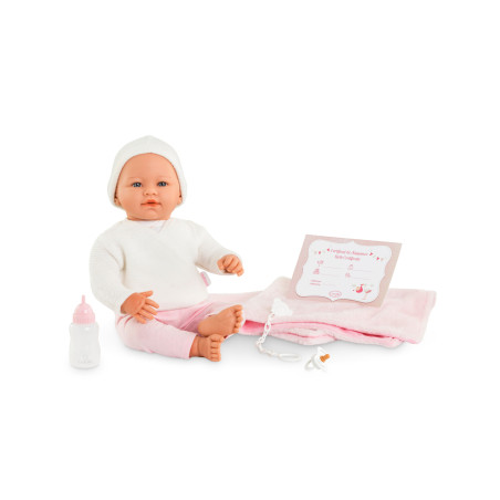 Babypuppe mit weißer Mütze, Pullover, rosa Hose, Fläschchen, Schnuller, rosa Decke und Zertifikat.