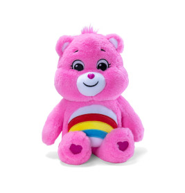 Rosa Plüschbär mit Regenbogen-Bauch und Herzchen auf den Füßen sitzt aufrecht vor weißem Hintergrund.