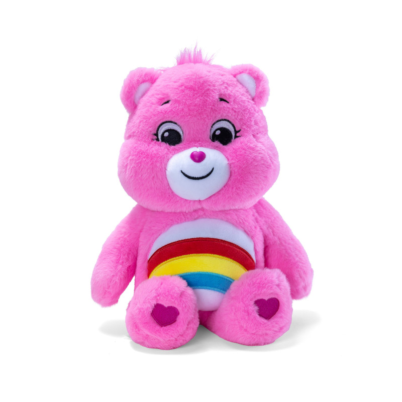 Rosa Plüschbär mit Regenbogen-Bauch und Herzchen auf den Füßen sitzt aufrecht vor weißem Hintergrund.