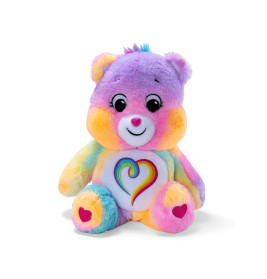 Bunter Regenbogen-Teddybär mit Herz auf dem Bauch und Herzen an den Füßen sitzt aufrecht.