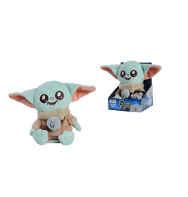 Plüschfigur von Baby Yoda aus Star Wars, sitzend und in ihrer Verpackung präsentiert.