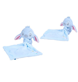 Zwei Plüschfiguren von Stitch halten blaue Decken und liegen getrennt auf weißem Hintergrund.