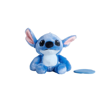 Blaues Plüsch-Alien mit großen Ohren und rundem Fleck rechts, vor weißem Hintergrund.