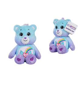 Blauer und lilafarbener Plüschbär mit Regenbogen und Herz auf dem Bauch, sitzend, trägt Care-Bears-Anhänger.