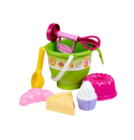 Buntes Spielzeug-Backset mit grünem Eimer, Mixer, Löffel sowie Kuchen- und Dessertformen auf weißem Hintergrund.