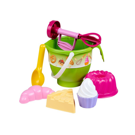 Buntes Spielzeug-Backset mit grünem Eimer, Mixer, Löffel sowie Kuchen- und Dessertformen auf weißem Hintergrund.
