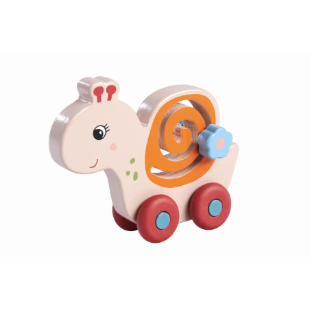 Holzspielzeug-Schnecke mit roten Rädern, orangefarbener Spirale und blauer Blume auf weißem Hintergrund.