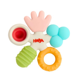 Bunter Beißring mit verschieden strukturierten Formen, darunter eine rosa Hand sowie blaue, gelbe und grüne Elemente.