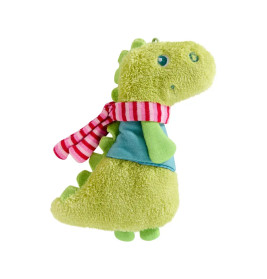 Plüsch-Dinosaurier in Grün mit blauem Shirt und rot-weiß gestreiftem Schal vor weißem Hintergrund.