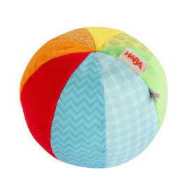 Bunter weicher Stoffball mit verschiedenen strukturierten Flächen und kleinem HABA-Label.