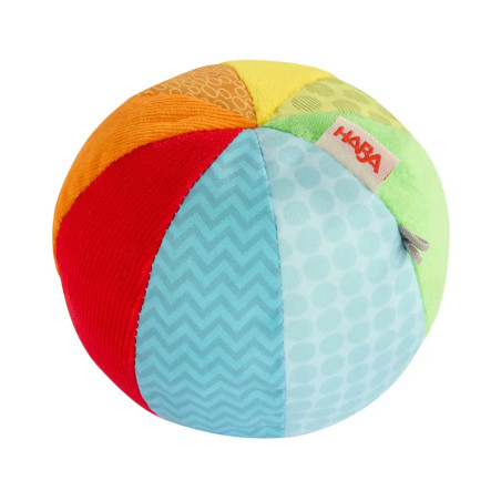 Bunter weicher Stoffball mit verschiedenen strukturierten Flächen und kleinem HABA-Label.