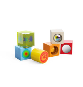 Sechs bunte Sinnesbausteine mit verschiedenen Texturen, Farben und Merkmalen sind gestapelt und angeordnet.