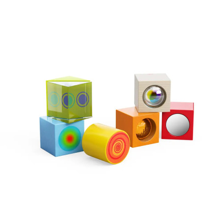 Sechs bunte Sinnesbausteine mit verschiedenen Texturen, Farben und Merkmalen sind gestapelt und angeordnet.