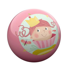 Rosa Ball mit Illustration eines lächelnden Mädchens mit gelber Krone, umgeben von Sternen und einem Schmetterling.