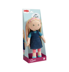 Weiche Puppe mit blonden Haaren, blauem Kleid und rosa Leggings in einer HABA-Box mit dem Namen "Auri".