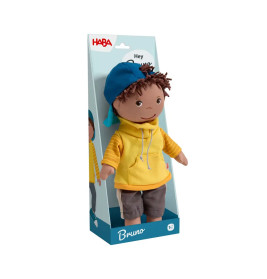 Plüschpuppe Bruno mit gelbem Hoodie und blauer Kappe in einer HABA-Box.