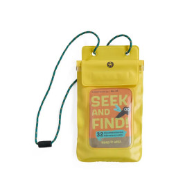 Gelber, wasserdichter Beutel mit grünem Band, darin ein "Seek and Find!"-Abenteuerspiel-Kartenset.