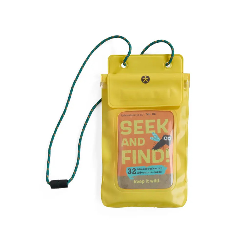 Gelber, wasserdichter Beutel mit grünem Band, darin ein "Seek and Find!"-Abenteuerspiel-Kartenset.