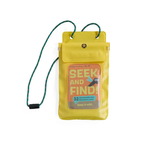 Gelber, wasserdichter Beutel mit grünem Band, darin ein "Seek and Find!"-Abenteuerspiel-Kartenset.