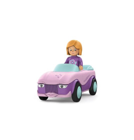 Puppe mit blonden Haaren sitzt in einem pink-lila Spielzeugauto, das ein Gesicht auf der Vorderseite hat.