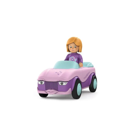 Puppe mit blonden Haaren sitzt in einem pink-lila Spielzeugauto, das ein Gesicht auf der Vorderseite hat.