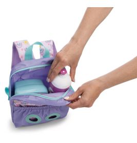 Eine Person legt Trinkflasche und Brotdose in einen lila Kinderrucksack mit türkisfarbenen Details.