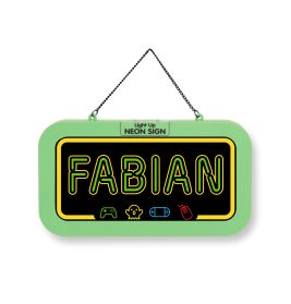 Grünes Neon-Schild mit dem Namen Fabian und kleinen Gaming-Icons, das an einer Kette hängt.