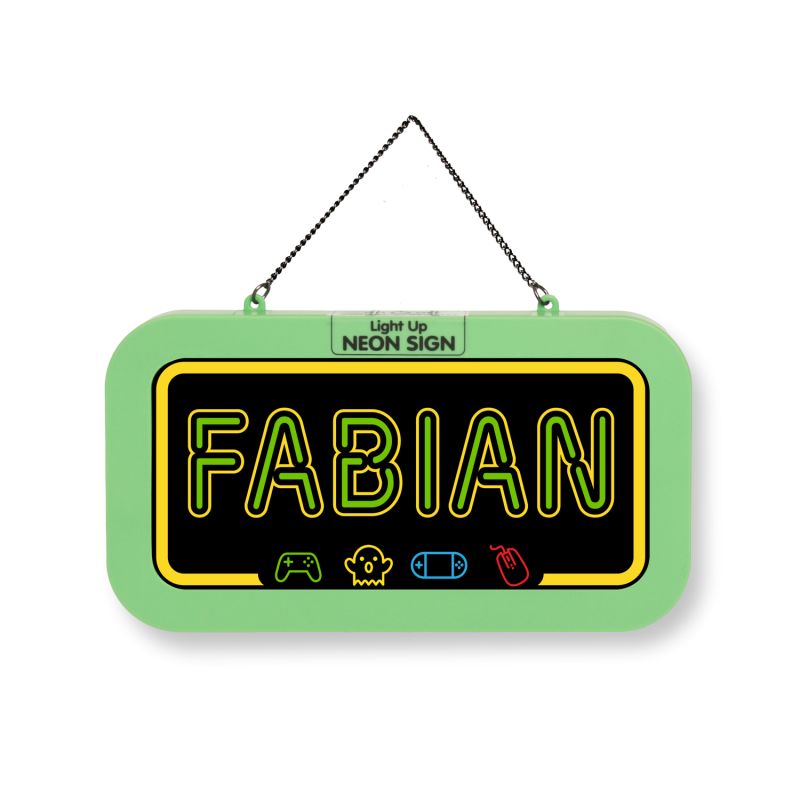 Grünes Neon-Schild mit dem Namen Fabian und kleinen Gaming-Icons, das an einer Kette hängt.