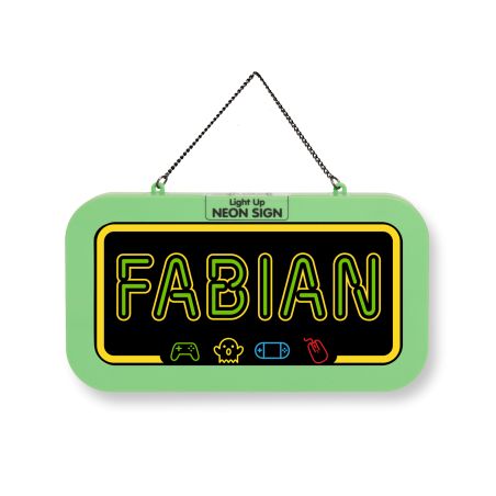 Grünes Neon-Schild mit dem Namen Fabian und kleinen Gaming-Icons, das an einer Kette hängt.