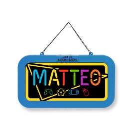 Blaues Neonschild mit bunten MATTEO-Buchstaben, Gaming-Symbolen und einer Hängekette.