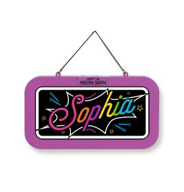 Rechteckiges Neonschild mit "Sophia" in bunter Schrift, Sternen und lila Rahmen, an einer Kette hängend.