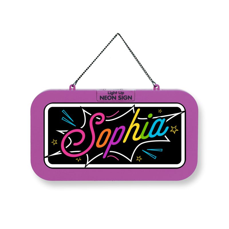 Rechteckiges Neonschild mit "Sophia" in bunter Schrift, Sternen und lila Rahmen, an einer Kette hängend.
