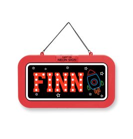 Rotes Schild mit dem Schriftzug FINN in Fettdruck, Sternen und einer Neon-Rakete, aufgehängt an einer Kette.
