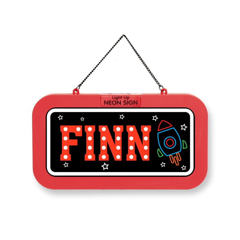 Rotes Schild mit dem Schriftzug FINN in Fettdruck, Sternen und einer Neon-Rakete, aufgehängt an einer Kette.