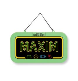 Grünes Neon-Schild mit dem Schriftzug MAXIM und kleinen Gaming-Symbolen, das an einer Kette hängt.
